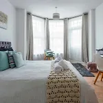 Woodside Gardens Luxury Properties Near Alexandra Palace, Tottenham Stadium & Drumsheds